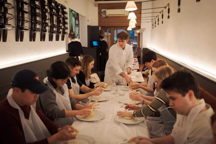 Rome: Traditional Pizza Cooking Class near Piazza Navona - Watching your pizza bake, then eating it at the osteria