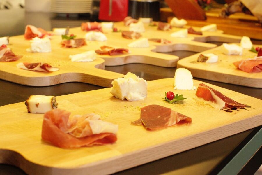 Rome: Trastevere Guided Food and Wine Tour with 20+ Tastings - The guides make or break the afternoon