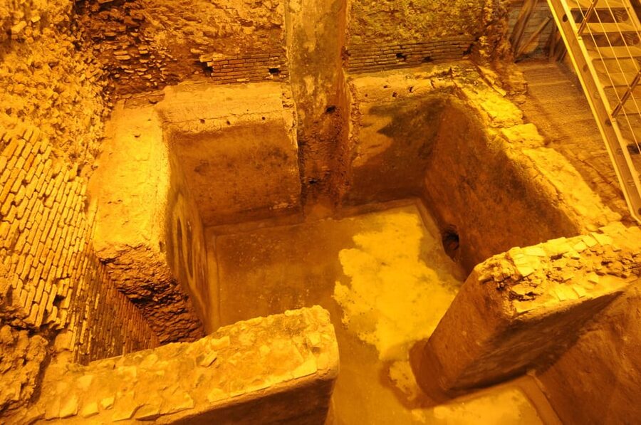 Rome: Trevi Fountain District Underground Tour and Ice Cream - The Roman objects worth watching for