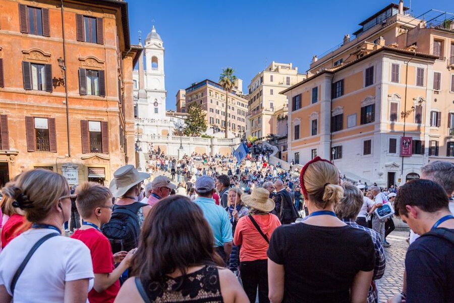 Rome: Trevi Fountain, Spanish Steps & Pantheon Walking Tour - Piazza Colonna and the details between monuments