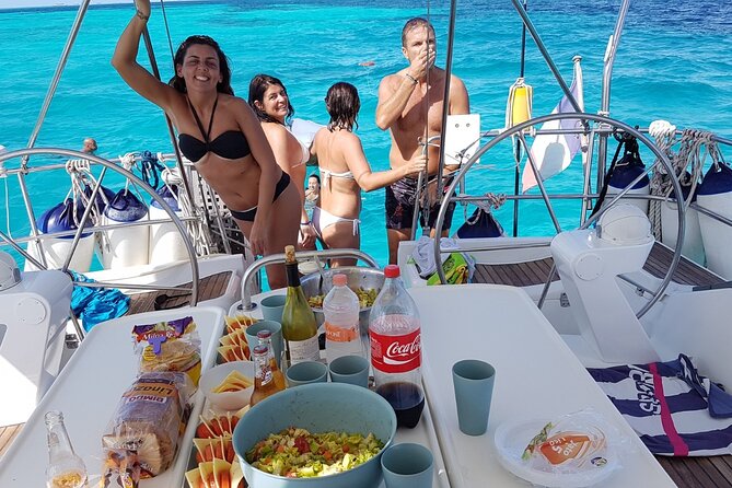 Sailing boat from Santa Teresa di Gallura to the Maddalena Archipelago - Lunch, drinks, and the onboard rhythm