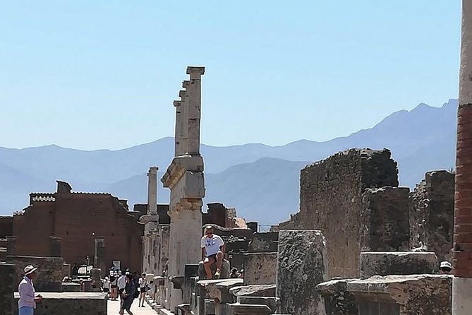 Sharing Tour of Pompeii - The Roman temple sets the tone