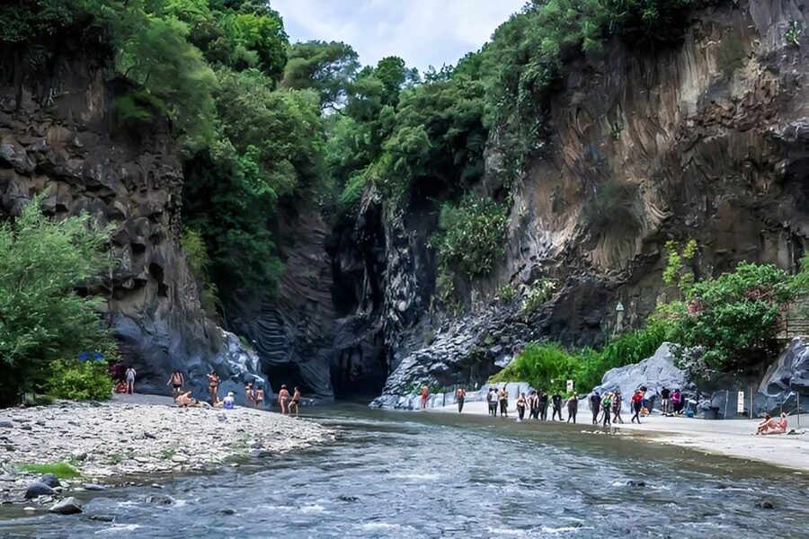 Sicily: Etna and Alcantara Gorges Full-Day Tour with Lunch - Practical packing advice for a changeable day