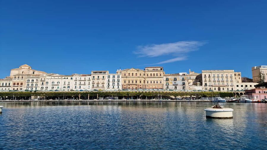 Siracusa: Ortigia & Sea Caves Speedboat Tour with Swim Stop - What the guide adds to the experience