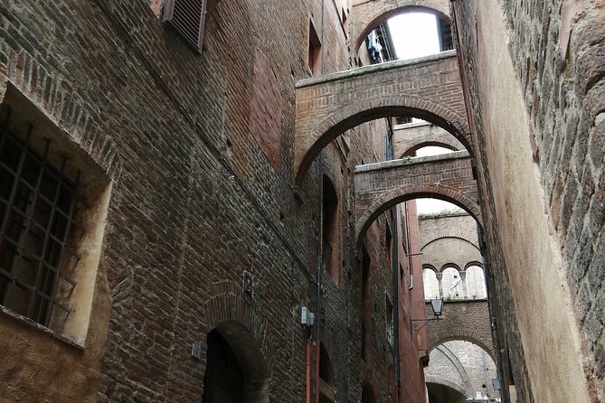 Skip the Line: Siena Duomo and City Walking Tour - Palazzo Chigi Saracini and the quieter palace view