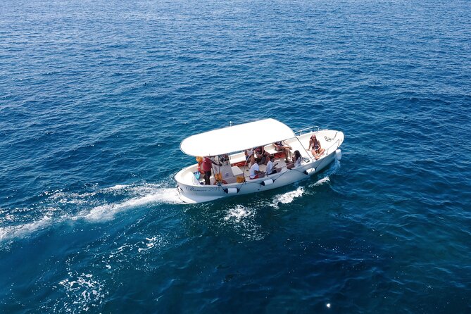 Small group tour of the caves of Santa Maria di Leuca - What the boat atmosphere feels like