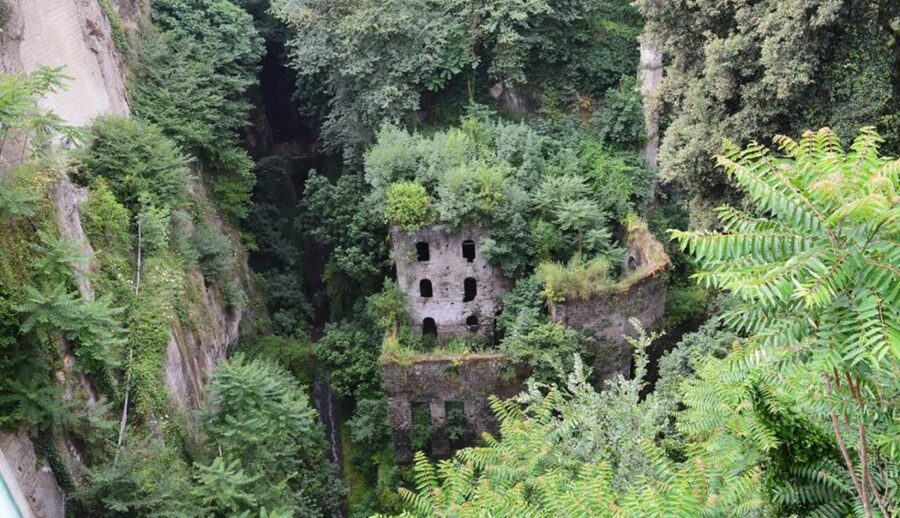 Sorrento: Guided Walking Tour & Limoncello Tasting - Sedil Dominova and Sorrento’s civic past