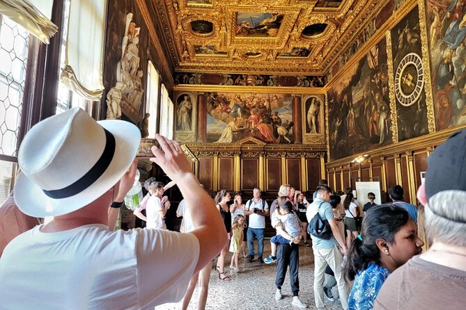 St Mark's, Doge's Palace, with Murano and Burano & Gondola Ride - Lunch and the break between tour sections