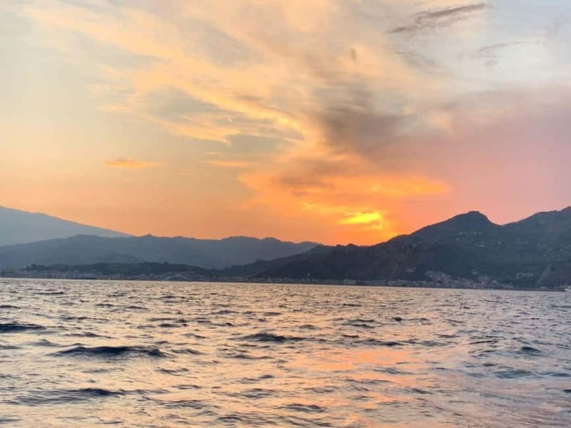 Sunset tour in search of dolphins with aperitif - Sunset, music, and the ride back to port