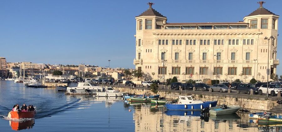 Syracuse: Boat Trip of Ortigia Island and Sea Caves - Crossing beneath the Umberto I Bridge