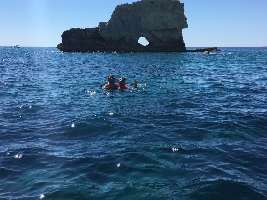 Syracuse: Boat Trip of Ortigia Island and Sea Caves - Finding the boat near Pizzeria K7