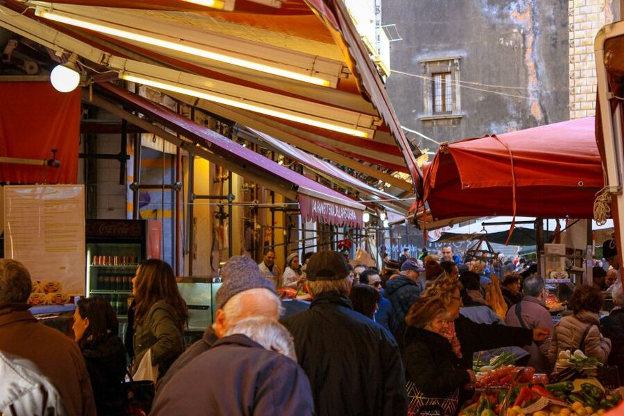 Syracuse: Street Food Walking Tour in Ortigia with Tastings - The ancient market and the first savory bites