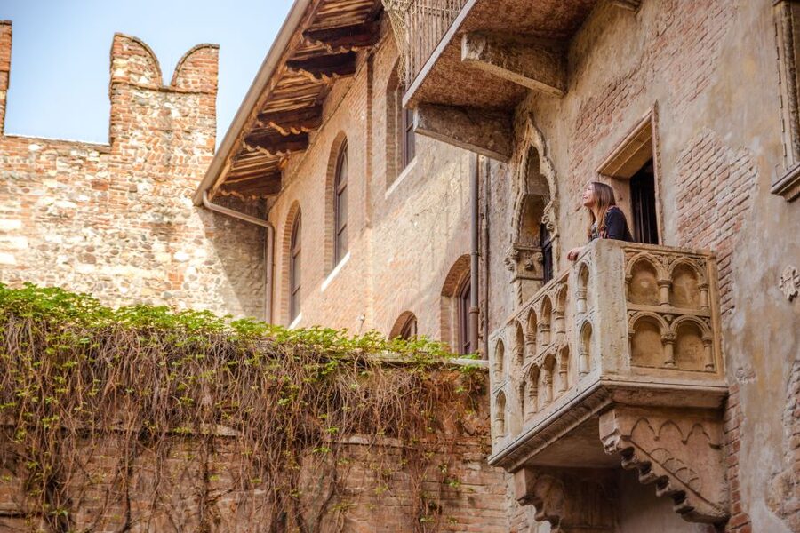 The Highlights of Verona Small Group Walking Tour - Castelvecchio Bridge: Verona’s First Strong View