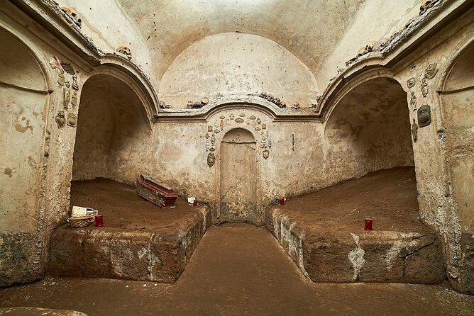 The Skull with the Ears: the Cult of the Dead in the Church of S. Luciella - Going below to the underground cemetery