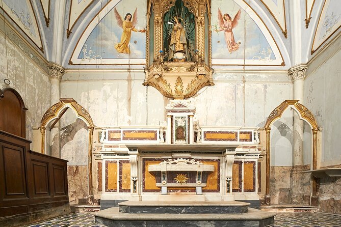 The Skull with the Ears: the Cult of the Dead in the Church of S. Luciella - Entering the small Church Museum of Santa Luciella ai Librai
