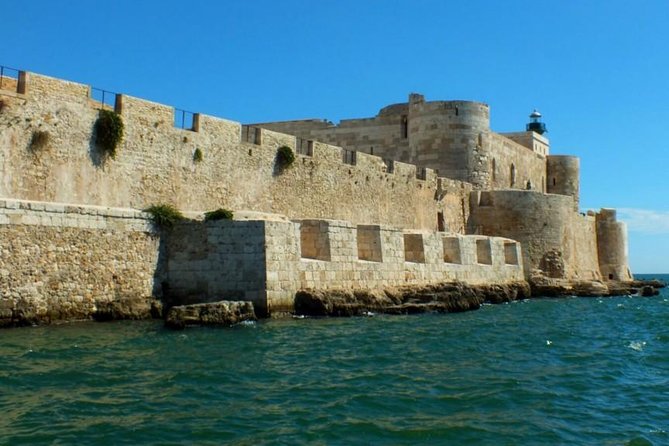 Tour of the island of Ortigia and exploration of sea caves with baths. - Why this short boat trip works so well