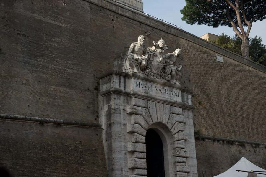 Vatican Museums and Sistine Chapel Tour with Basilica Access - Meeting the guide near Vatican City
