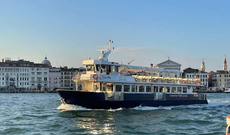 Venetian Lagoon Tour: Visit Murano, Burano and Torcello - Burano: the stop that deserves extra time