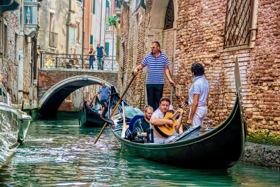 Venice: 30-Minute Gondola Ride on Grand Canal with Serenade - Shared, private, and family options