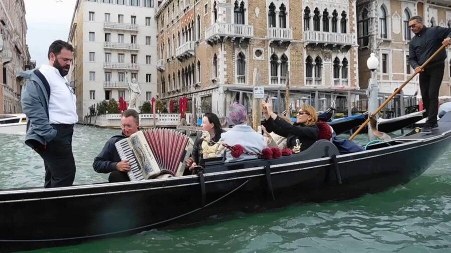 Venice: 30-Minute Gondola Ride on Grand Canal with Serenade - Santa Maria della Salute and the southern edge of the route