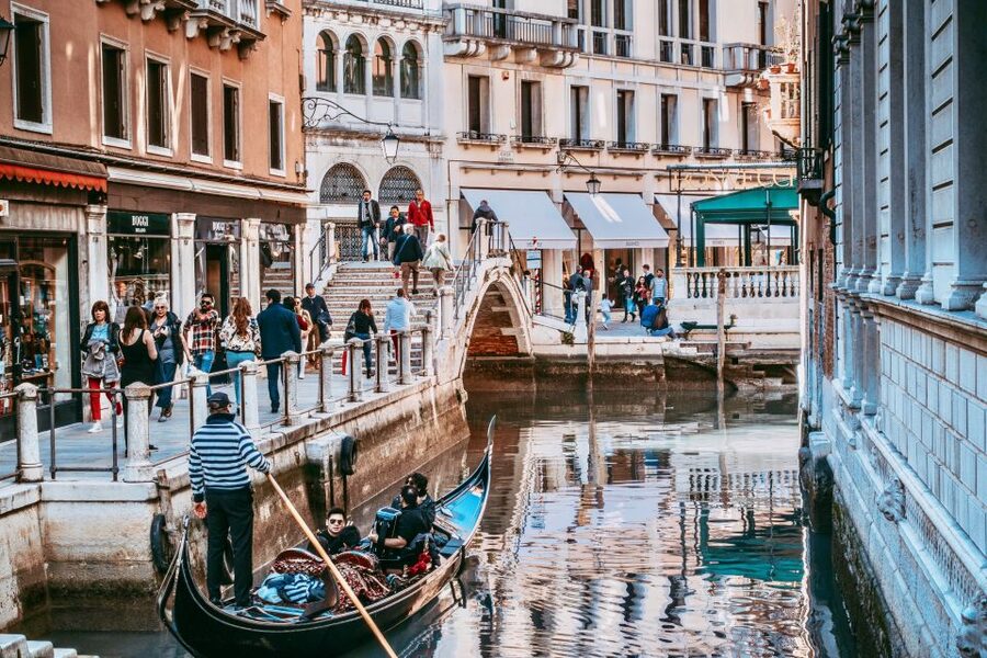 Venice: 30-Minute Gondola Ride on Grand Canal with Serenade - How the serenade works in practice