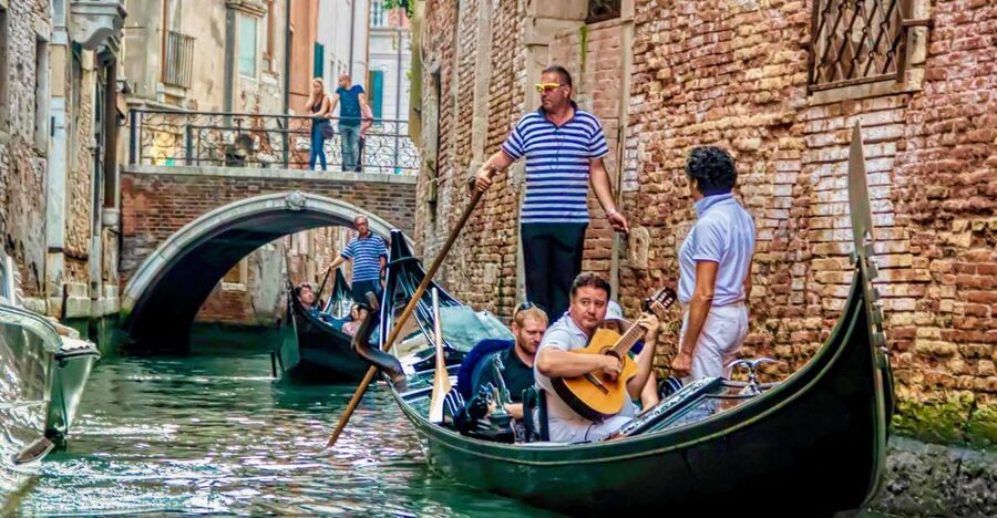 Venice: 30-Minute Gondola Ride on Grand Canal with Serenade - Meeting near Santa Maria del Giglio