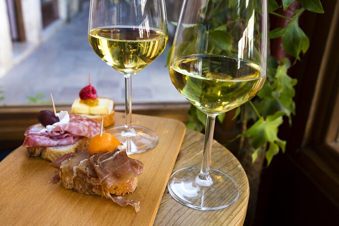 Venice Bacaro Food Tour: Eat and Drink like a Venetian - Meeting the guide near Basilica dei Santi Giovanni e Paolo