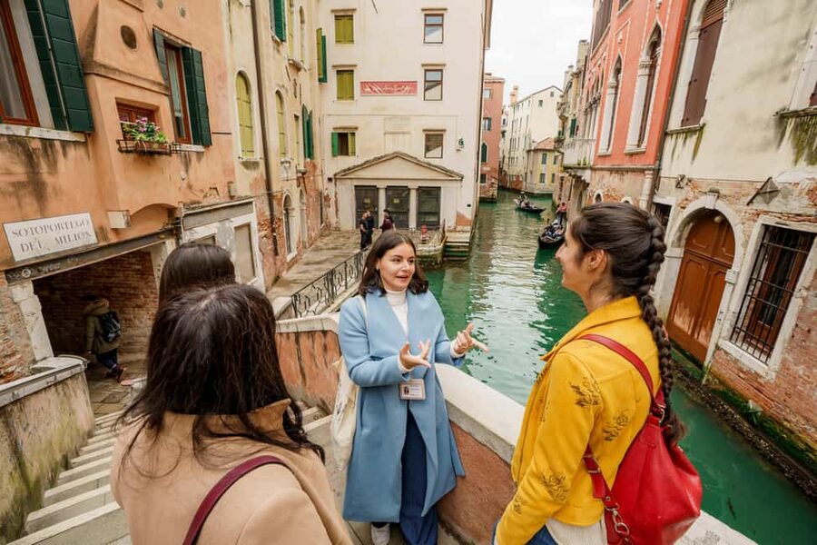 Venice: Cicchetti, Spritz, and Wine Tour in Ghetto Ebraico - Five-minute walks and the first local bar