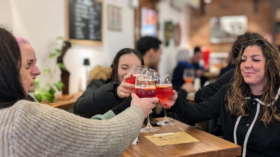 Venice: Cicchetti, Spritz, and Wine Tour in Ghetto Ebraico - The guides are the heart of the experience