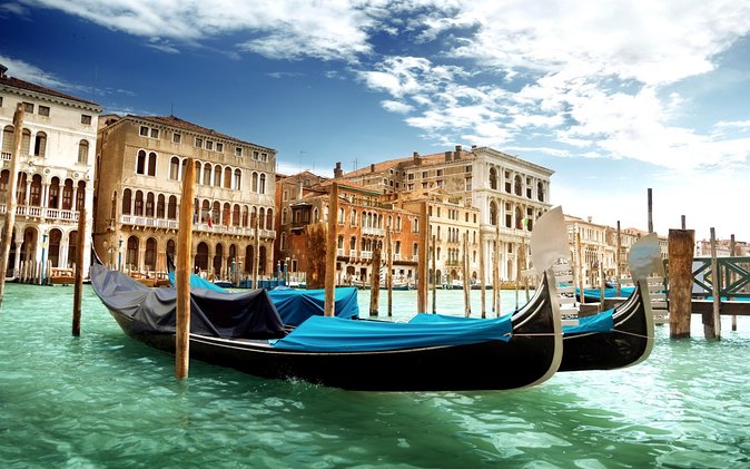 Venice Day Trip from Milan with Guided City Tour - The quieter lanes and local details
