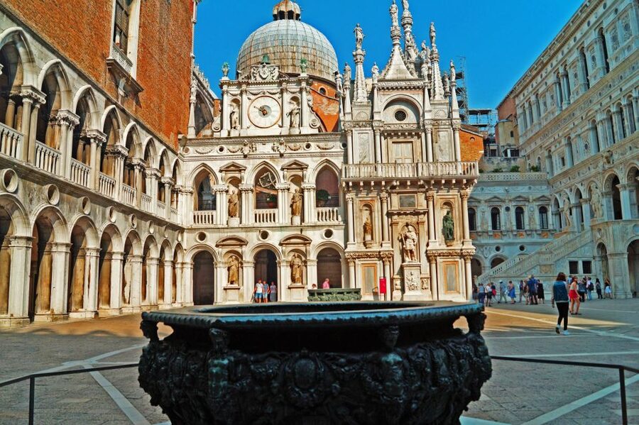 Venice: Doge’s Palace and Basilica Roman Empire Guided Tour - Doge’s Palace and the machinery of power