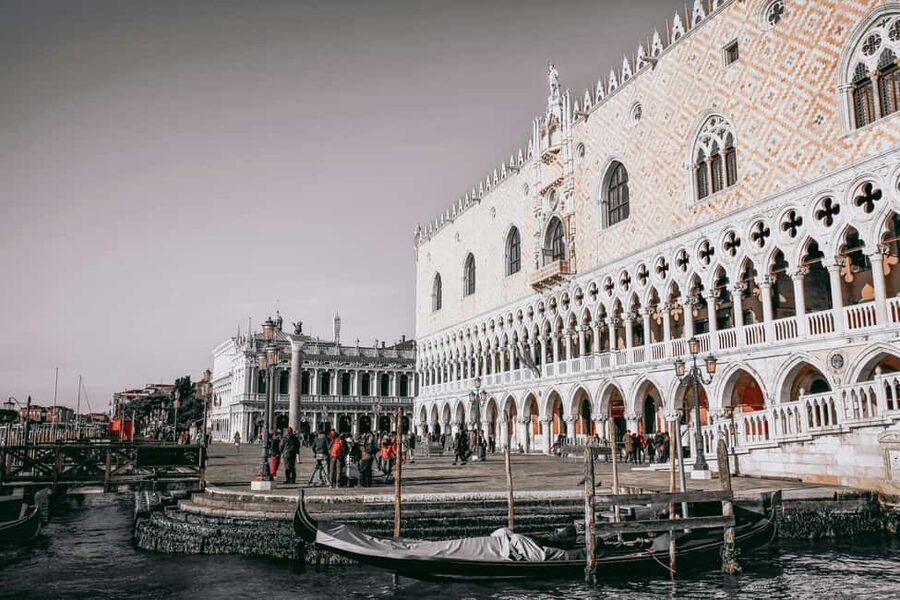 Venice: Doge's Palace, Bridge of Sighs, Prisons, Correr & Audioguides - Entering The Doge’s Palace With Priority Access