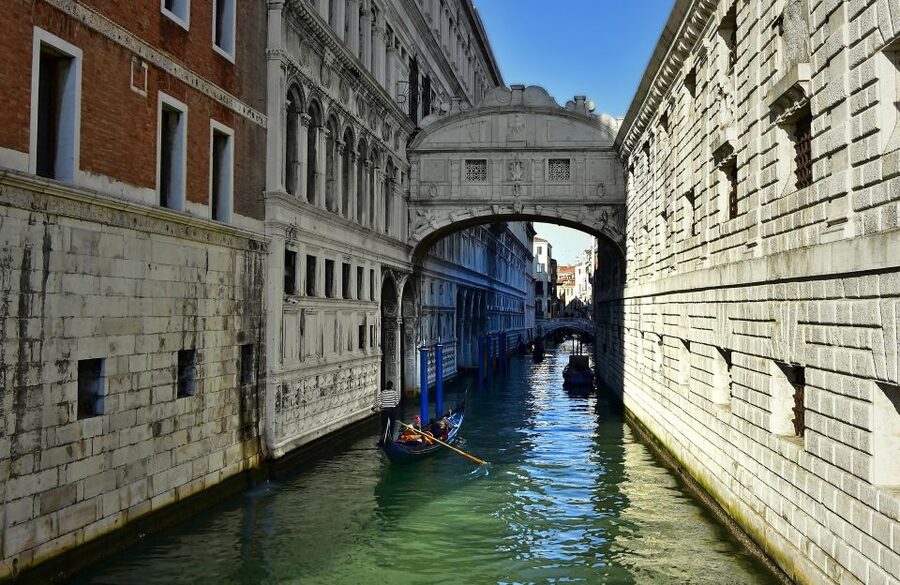 Venice: Doge's Palace Guided Tour with Optional Gondola Ride - Timing, clothing, bags, and access