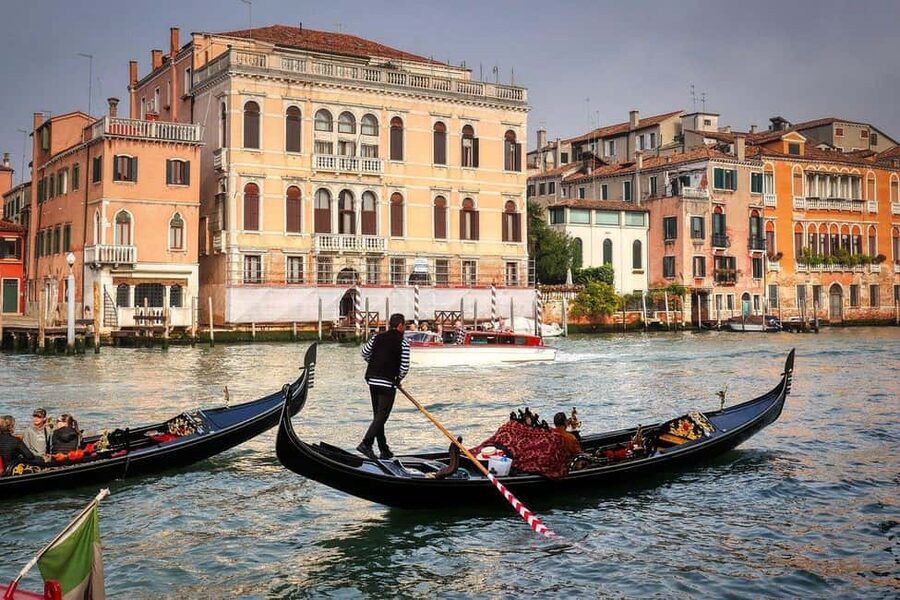 Venice: Doge's Palace Guided Tour with Optional Gondola Ride - Entering Doge’s Palace without the regular wait