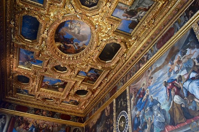 Venice: Doge’s Palace Prisons & Secret Itineraries Guided Tour - Meeting in St. Mark’s Square and entering the palace