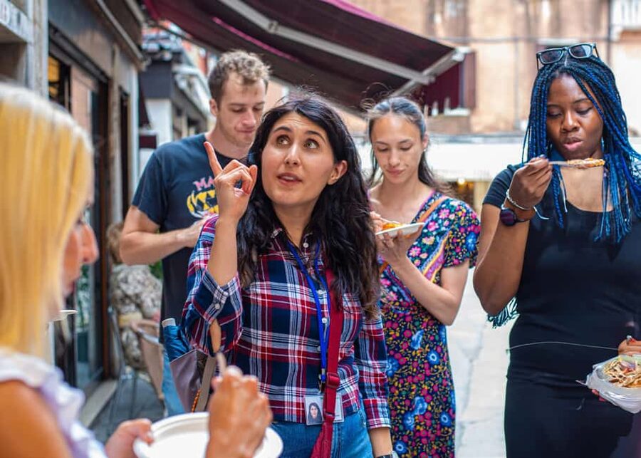 Venice: Food Tasting Tour with Cicchetti and Wine - How the six to eight stops work