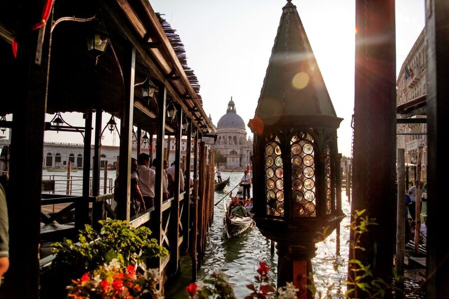 Venice: Gondola Ride with Live Guide or Audio Guide - Live guide or audio app: which option fits you?