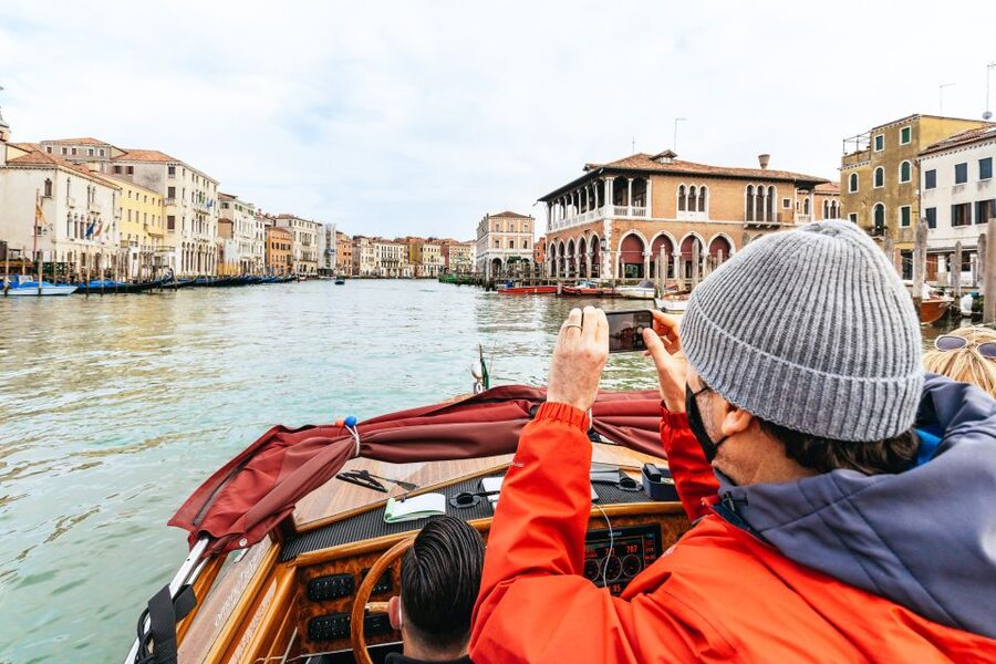 Venice: Grand Canal Boat Tour - Leaving the waterfront and finding your seat