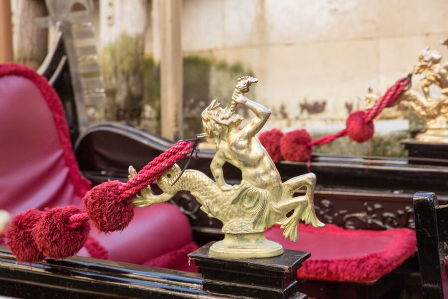 Venice: Grand Canal by Gondola with Live Commentary - The Gondola Gallery and the virtual trip