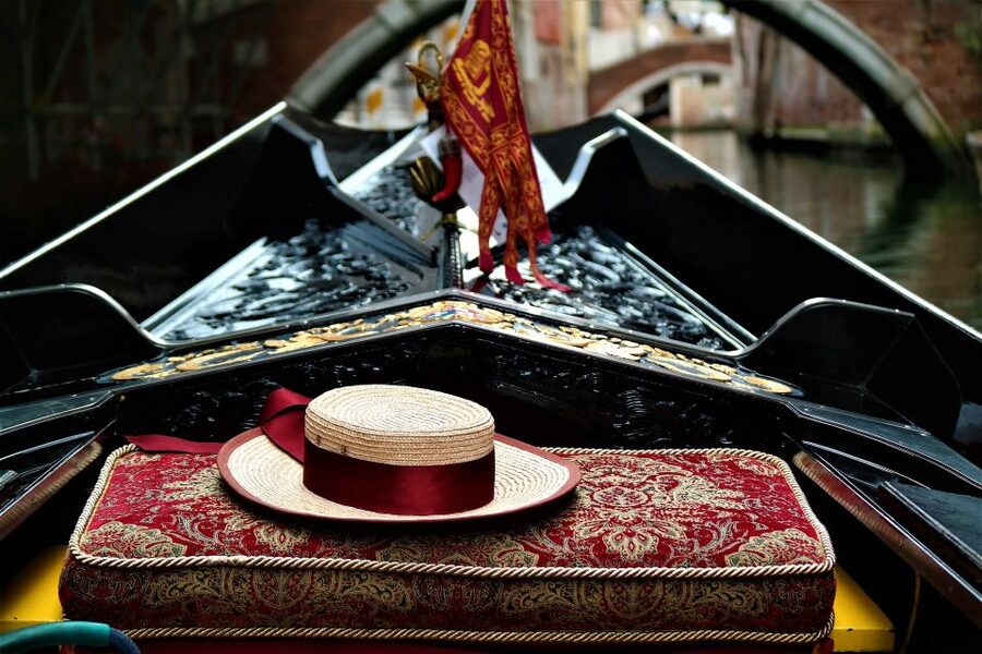 Venice: Grand Canal by Gondola with Live Commentary - Commentary, languages, and guide quality