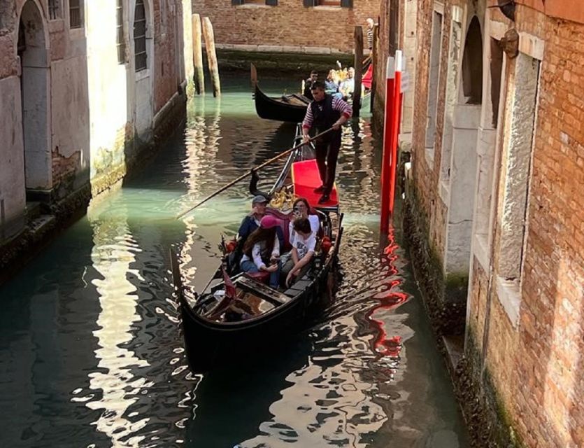 Venice: Grand Canal by Gondola with Live Commentary - How the shared seating works