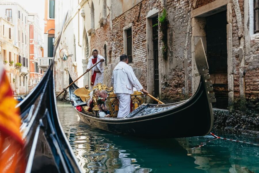 Venice: Grand Canal Gondola Ride with App Commentary - App commentary, phones, and the quiet gondolier