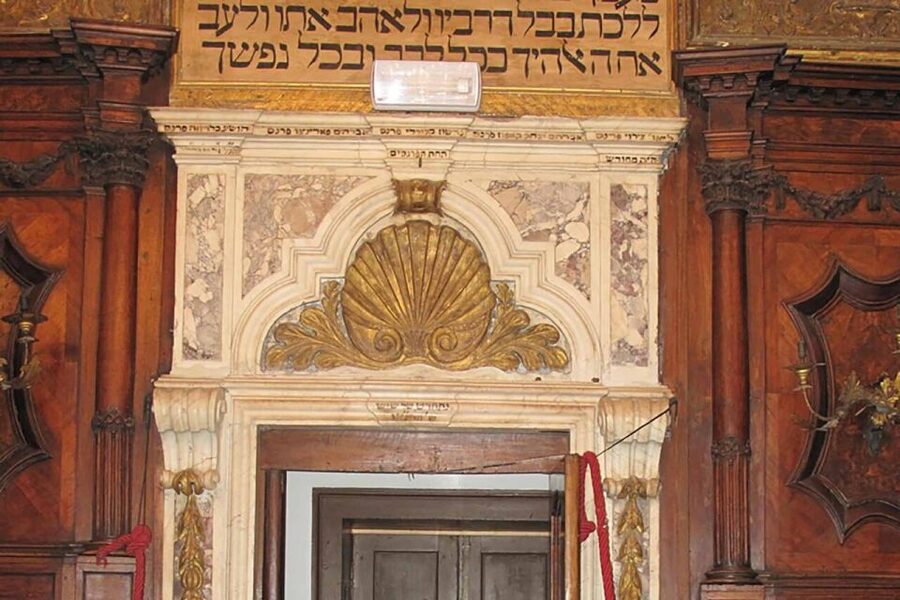 Venice: Guided Tour of the Jewish Ghetto and Synagogue Visit - Entering the Levantine Synagogue