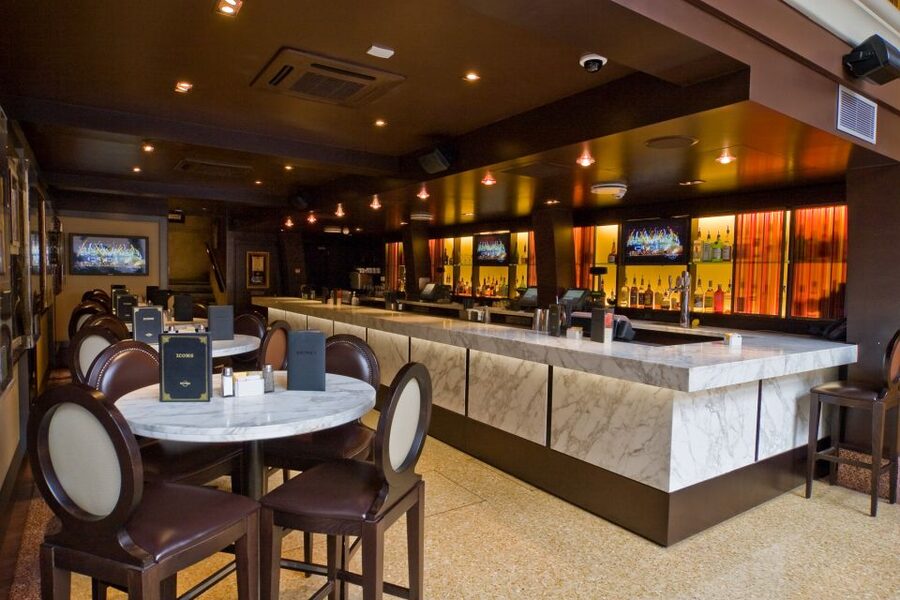 Venice: Hard Rock Cafe with Set Menu for Lunch or Dinner - The atmosphere: music, memorabilia, and canal views