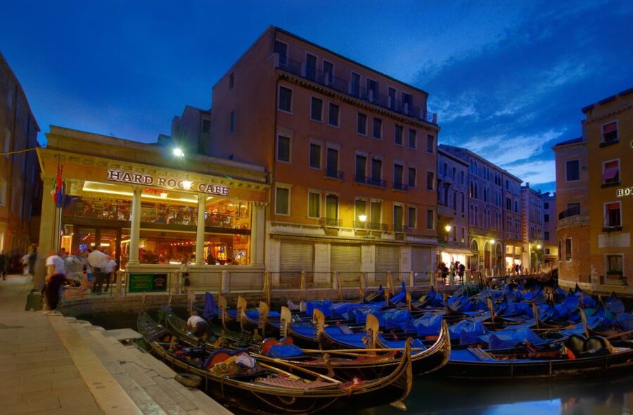 Venice: Hard Rock Cafe with Set Menu for Lunch or Dinner - What priority seating really means here