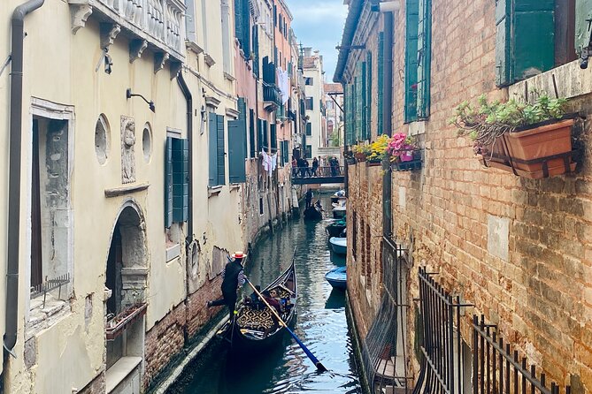 Venice: Jewish Ghetto & Cannaregio Area Food Tour: Pasta Wine Gelato and More! - Guides make or break the four hours