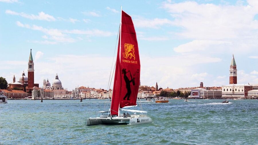 Venice: Lagoon Catamaran Cruise with Music and Drinks - How crowded is the catamaran?