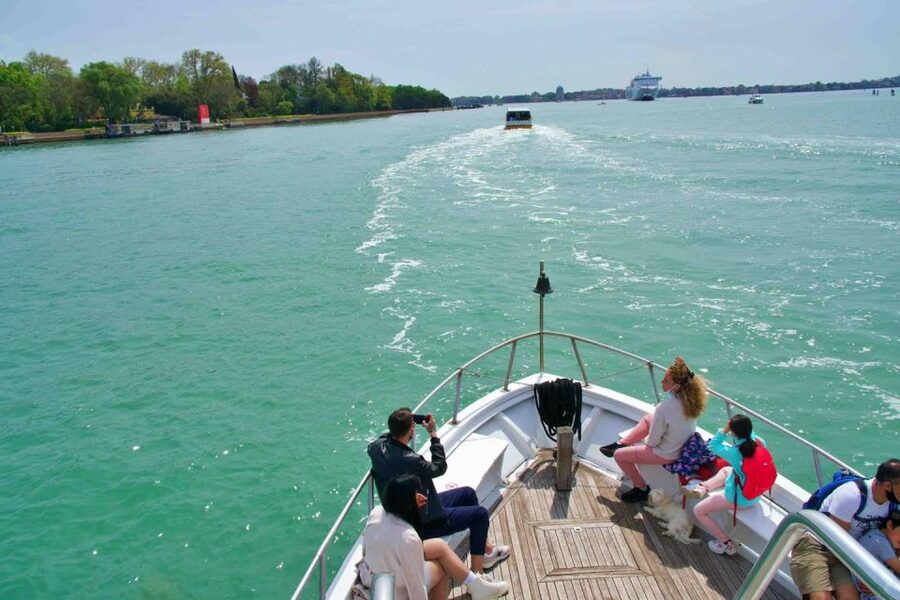 Venice: Murano and Burano Boat Tour with Glass Factory Visit - Small practical tips that improve the day