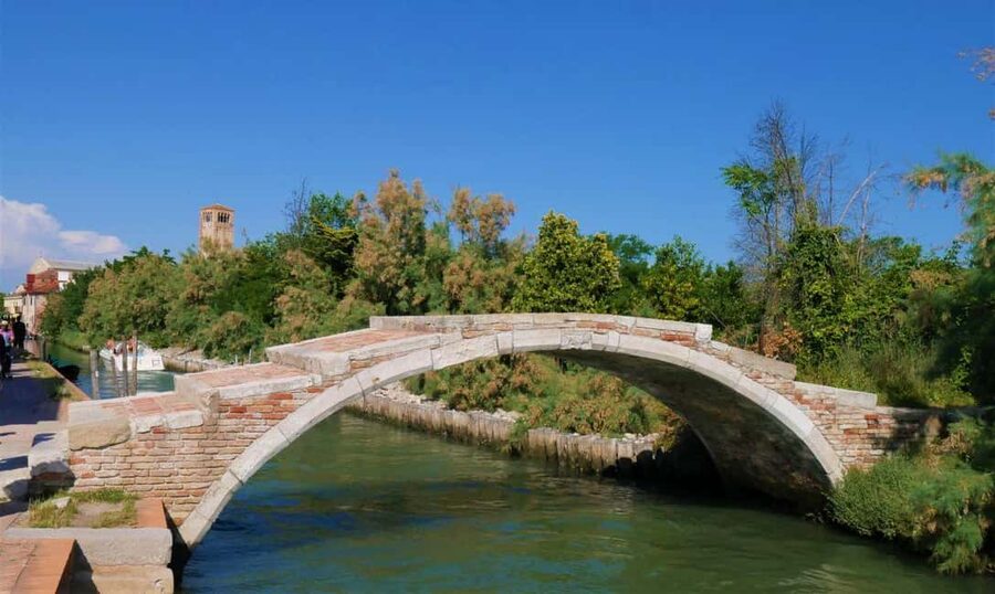 Venice: Murano and Burano Half-Day Lagoon Trip - Guides, languages, and group size