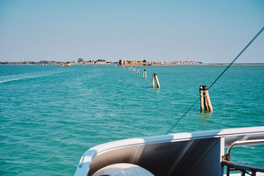 Venice: Murano & Burano Panoramic Boat Tour w/ Glassblowing - Guides, languages, and the group experience